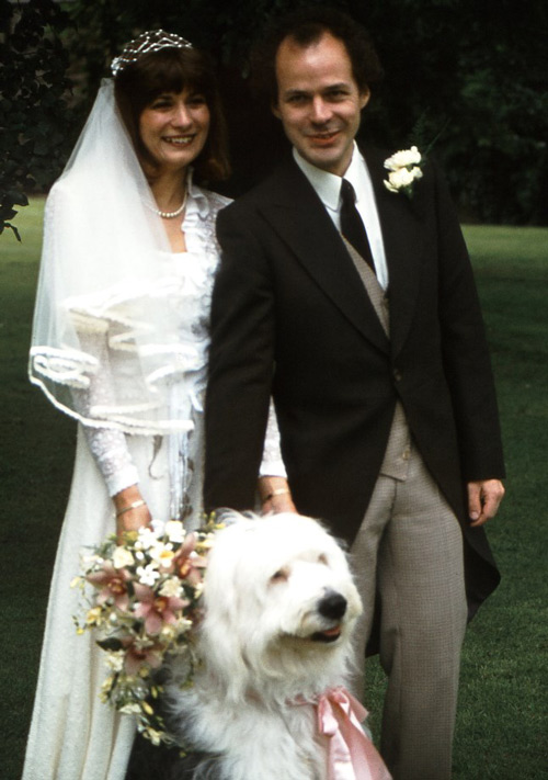Iain et Liz, le jour de leur mariage avec leur Bobtail Dylan.
